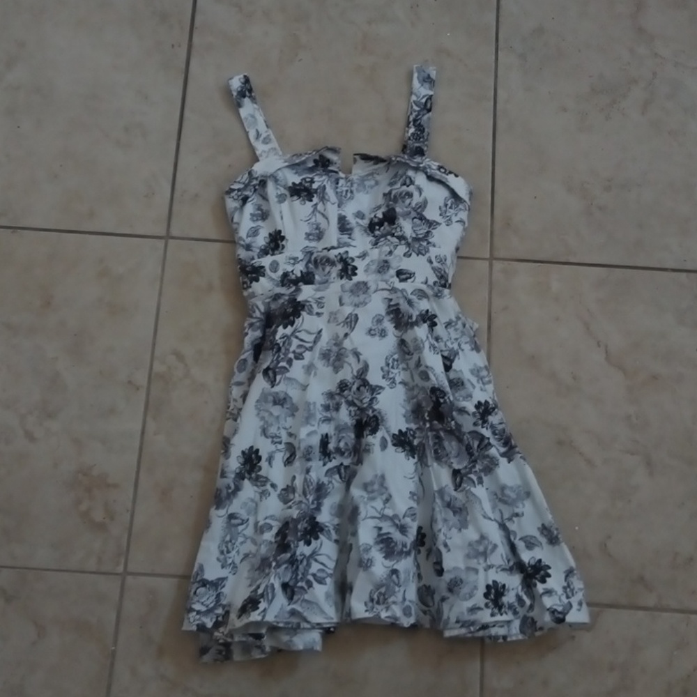 Dress - Picture 3 of 3
